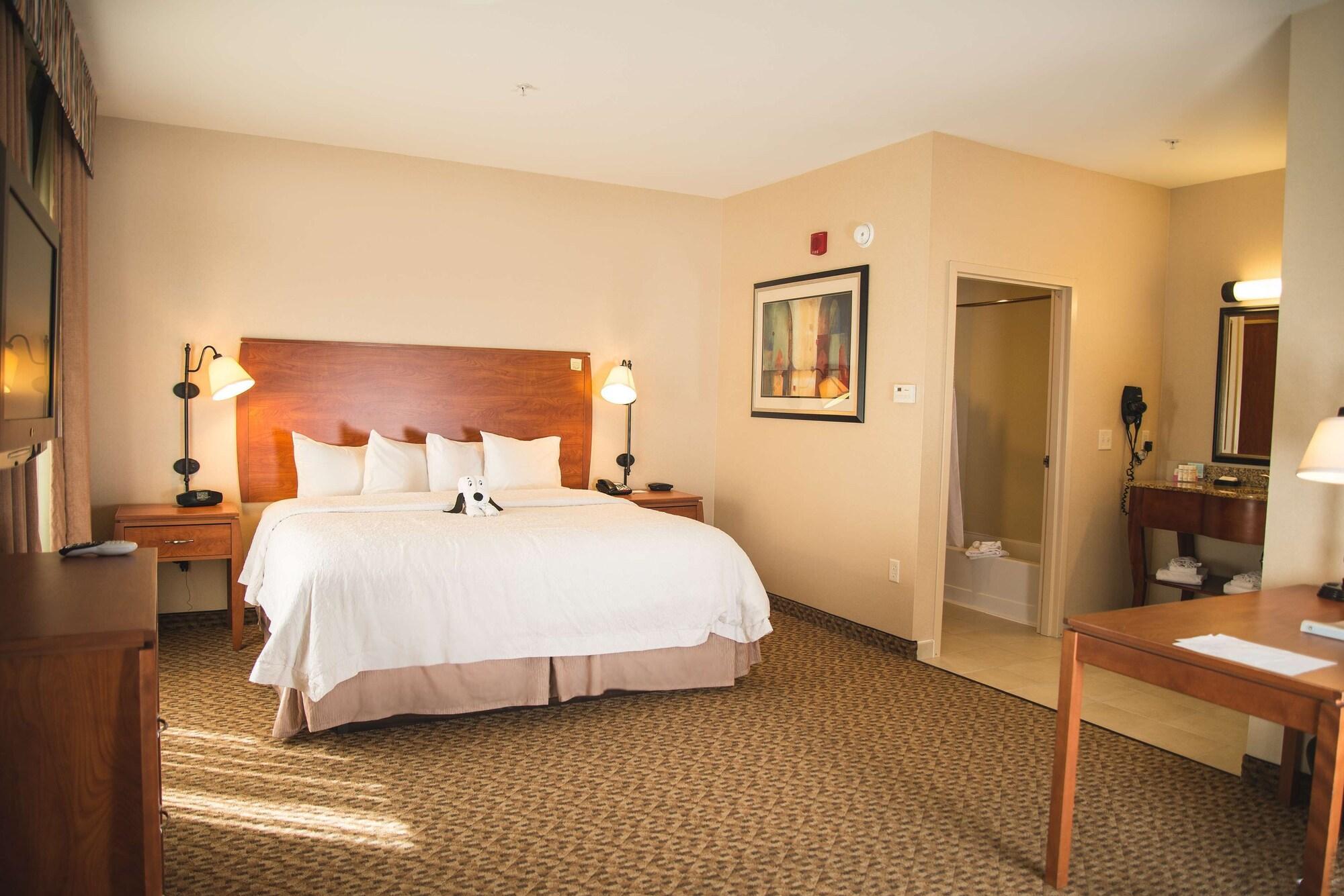 Hampton Inn & Suites Грили Экстерьер фото